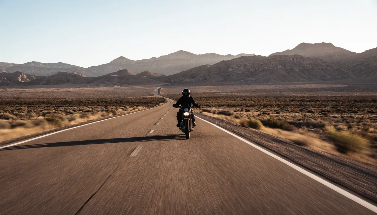 Motociclista en la carretera 138 al este de Palmdale